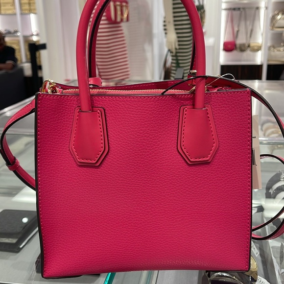 Michael Kors Mercer Medium Leather Messenger Satchel Crossbody
Electric Pink
NWT - Picture 5 of 16